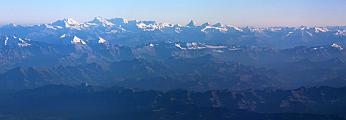 飛機上遠眺阿爾卑斯山群峰