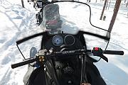 騎上雪地摩托車