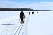 冰湖上越野滑雪